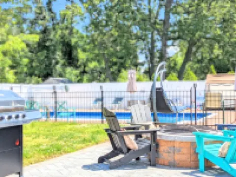 The Good Vibez House! Mini Golf Course,Heated Pool,Hot Tub,Game Room,Angel Wing Hotels in Commack