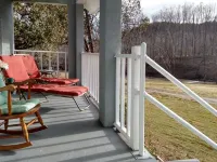 Tranquil sounds of the Dan River heard from the front porch or by the firepit. Hotel di Patrick County