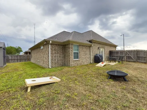 Quiet Private Home located 10 min to Kyle Field with great access to everything.