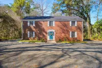 MAGNOLIA BARN \\ 7-8 Bedrooms \\ 8+ Parking Spots \\ 2 Miles from FSU\Capitol Hotels near Fun Station