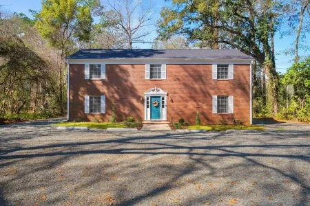 MAGNOLIA BARN \\ 7-8 Bedrooms \\ 8+ Parking Spots \\ 2 Miles from FSU\Capitol Отели рядом с достопримечательностью «FSU Flying High Circus»