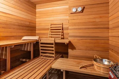 Awesome 5 bedroom, 4 bathroom, waterfront home with beautiful views and sauna. Отели рядом с достопримечательностью «Заказник Иллаи»