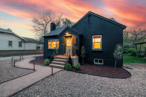 Brick Haven House: Shakespeare Fest, Nat'l Parks, EV Charger & Free Parking