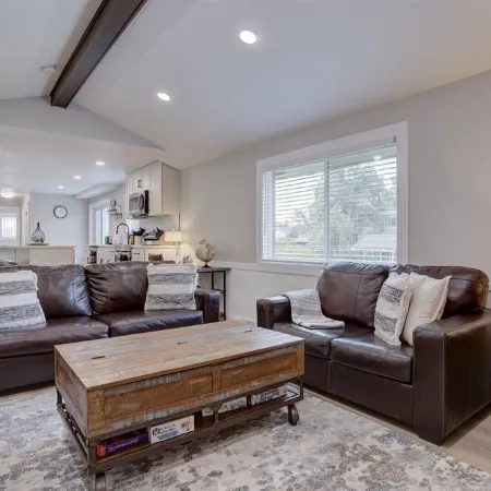 Modern 5 BR - Large Yard + BBQ + Kid's Playhouse + Game Room + Great WiFi