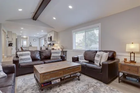 Modern 5 BR - Large Yard + BBQ + Kid's Playhouse + Game Room + Great WiFi