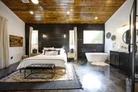 Secluded Luxury Couples Cabin with Hot Tub