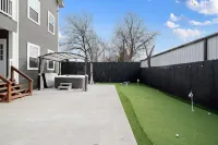 Downtown FW Stockyards TCU HotTub MiniGolf with Skyline View