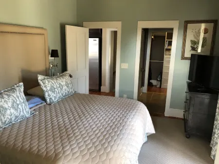 Amazing lake view and sunsets! Perfect for Masters hosting 2024! Отели в г. Модок