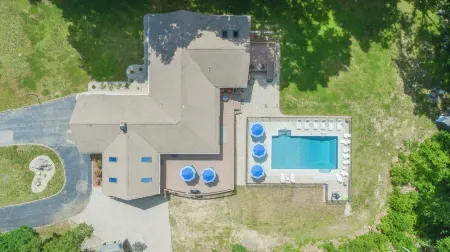 Expansive Beautiful Ranch with Pool and hot tub. Close to Beach Sleeps 20+