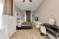 Safari themed 8 bedrooms 3 bath home with 3 - 4 dining areas & grand kitchen Hotels near Walmart Supercenter