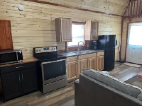 Green cabin close to University of Central Missouri and Whiteman AF Base