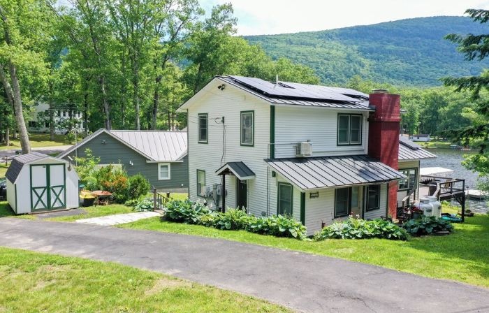 Modern Waterfront Lakehouse Sleeps 8, Dock, Mountain Views & Close to Middlebury