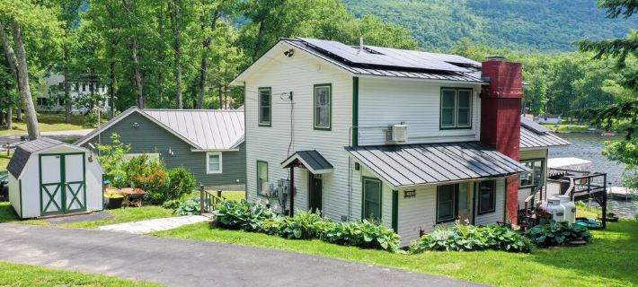 Modern Waterfront Lakehouse Sleeps 8, Dock, Mountain Views & Close to Middlebury Hotels in Еддісон