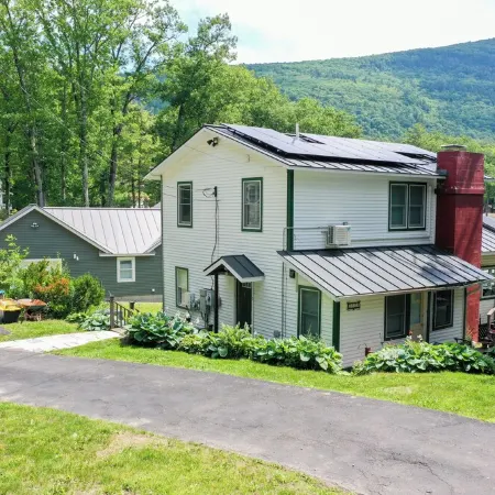 Modern Waterfront Lakehouse Sleeps 8, Dock, Mountain Views & Close to Middlebury