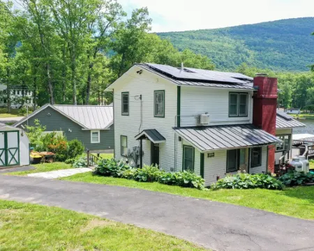 Modern Waterfront Lakehouse Sleeps 8, Dock, Mountain Views & Close to Middlebury Hotels in Addison County