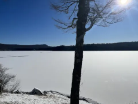 Relaxing waterfront cabin getaway in the Groton State Forest