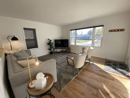 Cute centrally located home! Hotels in Cedar Falls