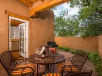 Light Filled, Spacious Casita~Walk to Downtown & Mountain Views