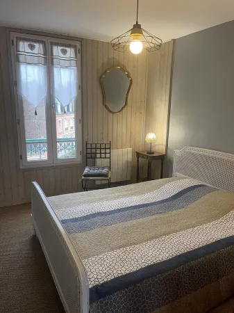 Appartement LE Large Face MER et Plage Avec Balcon Отели в г. Мер-ле-Бен