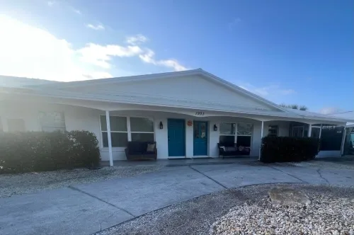 Sun & Fun! Waterfront Pool home with Dock - close to beaches - time to relax! Hotels in Grove City