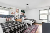 Designer 2 bedroom, 1 acre retreat in the city Отели рядом с достопримечательностью «Walgreens at Community Health Network - North»