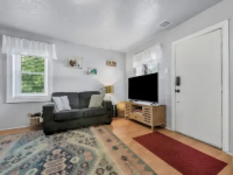 The Red Door Wanderer’s Nest - A Historical 1920's Downtown Gem - Pet Friendly