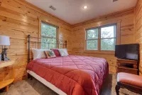 Secluded Mountain-Top Cabin with Stunning Sunset Views, Hot Tub and Fireplace