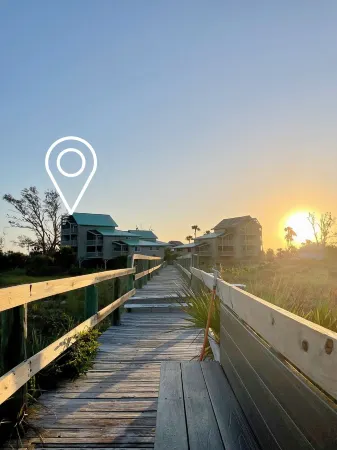 Modern Beachfront Retreat: Stunning Views+ Heated Pool+ Ferry Access+ Parking!!