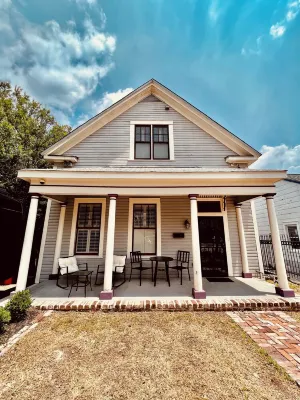 Downtown Macon Cottage Walking Distance to Dining & Music Venues. 2 King Beds.