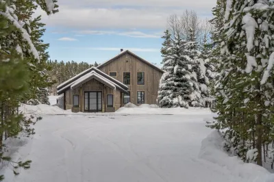 Shoreline Lodge, Lakefront and hot tub Hotel dekat Harriman State Park