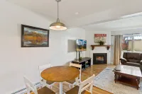 Mountainside Condo: King Bed/Hot Tub/On Free Bus Route/Fireplace