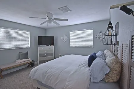 10 minute WALK to the BEACH - Renovated!