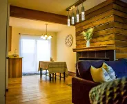 Entire Townhome! near airport, restaurants, and trails! Small back yard!