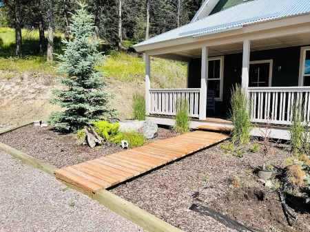 Grand Opening Pricing! Cozy 2 Bedroom Cabin with views of Flathead Lake Отели в г. Лейксайд