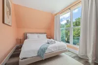 Luxury 9 Bedroom Retreat - Heated Pool & Hot Tub
