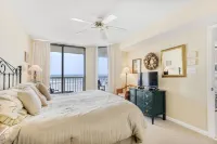 Beautiful Front Beach 4 Bedroom Condo with Private Parking and Pools