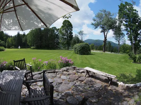 Historic Home w/glass house, mtn views, swim pond, near skiing, weekly discounts