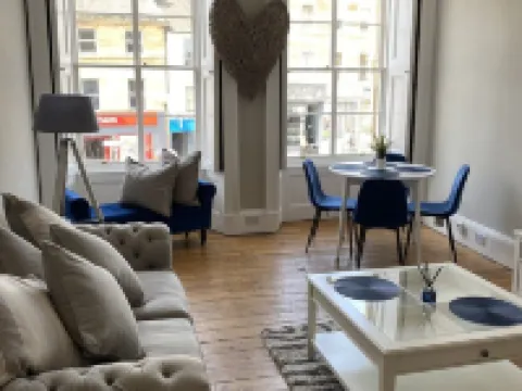 Newly renovated 3-bedroom townhouse in Cupar town centre Hoteles en Cupar