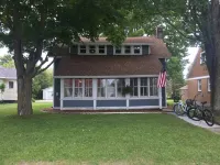 Cozy home, short walk to Crystal Lake