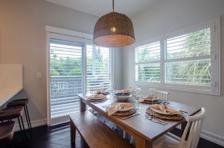 You Belong on a Beach ! Walk to Beach - Food - Bar ! Fully Stocked Kitchen