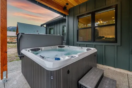 The Retreat-Brand New 5 Bedroom Custom Home-Mt. Rainier - Hot Tub Отели рядом с достопримечательностью «La Wis Wis Campground»