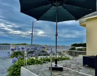 Villa facing sea and beach (7 pers. + 1 baby) Hotels near Point de vue