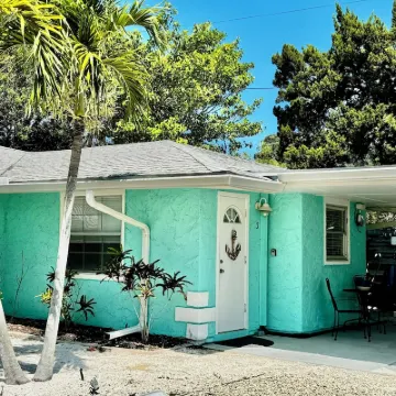 Charming Longboat Key Bungalow Minutes from Beaches, Restaurants, Parks Hotels near Longboat Key
