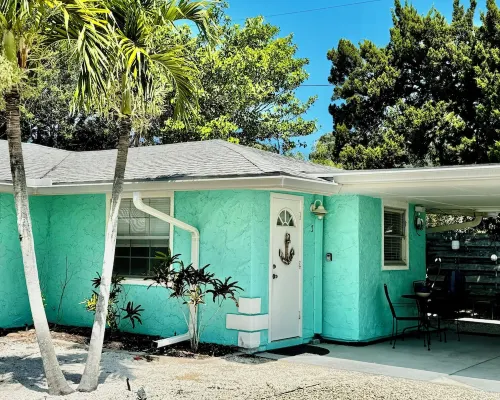 Charming Longboat Key Bungalow Minutes from Beaches, Restaurants, Parks Hotels in Longboat Key