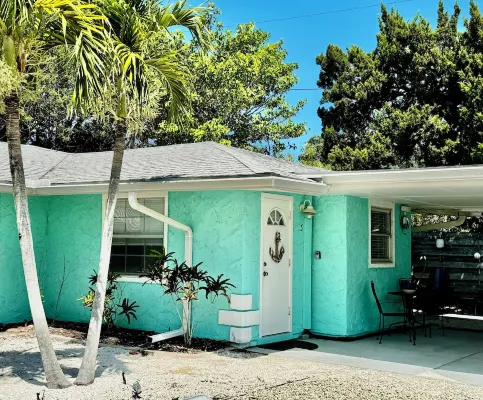 Charming Longboat Key Bungalow Minutes from Beaches, Restaurants, Parks