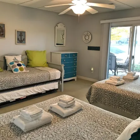 HUGE cove, DEEP water, KAYAKS, SUPs, fire pit & game room