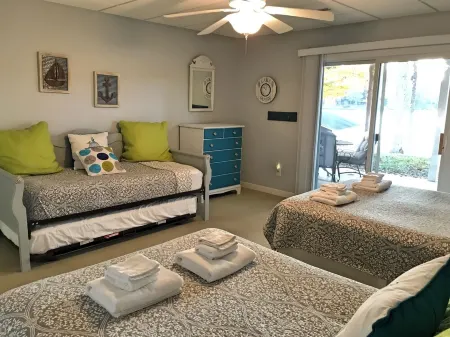 HUGE cove, DEEP water, KAYAKS, SUPs, fire pit & game room