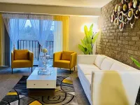 Spacious 2Br Apartment w/ Balcony • Free Parking • Near Upmc Hotels in Monroeville
