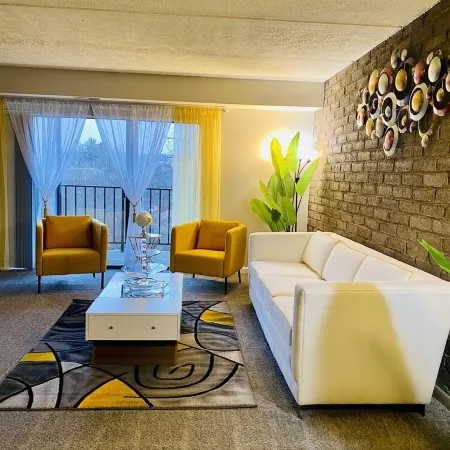 Spacious 2Br Apartment w/ Balcony • Free Parking • Near Upmc