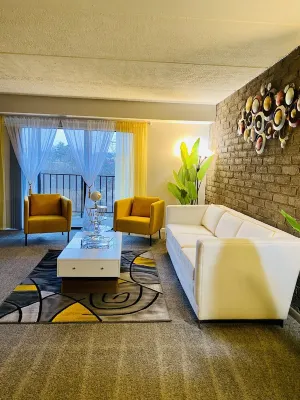 Spacious 2Br Apartment w/ Balcony • Free Parking • Near Upmc Hotels in Monroeville